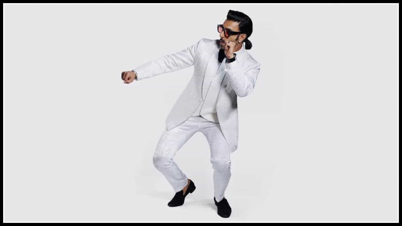 Ranveer Singh: స్టైలీష్ లుక్లో అట్రాక్ట్ చేస్తోన్న బాలీవుడ్ స్టార్ హీరో.. రణ్ వీర్ సింగ్ లేటేస్ట్ ఫోటోస్ వైరల్..