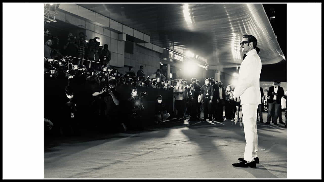 Ranveer Singh: స్టైలీష్ లుక్లో అట్రాక్ట్ చేస్తోన్న బాలీవుడ్ స్టార్ హీరో.. రణ్ వీర్ సింగ్ లేటేస్ట్ ఫోటోస్ వైరల్..