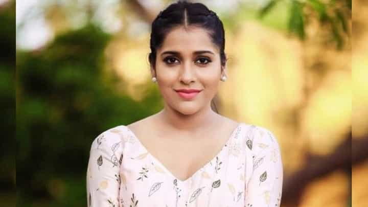 Rashmi Gautam: ప్రాణం పోయే వరకు నిన్ను వదలను !! వీడియో Rashmi Gautam: ప్రాణం పోయే వరకు నిన్ను వదలను !! వీడియో