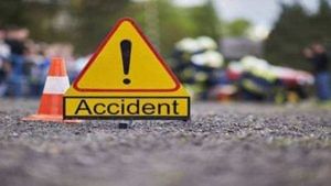 Road Accident: పల్నాడు జిల్లాలో రోడ్డు ప్రమాదం.. ఆగి ఉన్న లారీని ఢీకొన్న ప్రైవేట్‌ బస్సు.. ఒకరి మృతి..