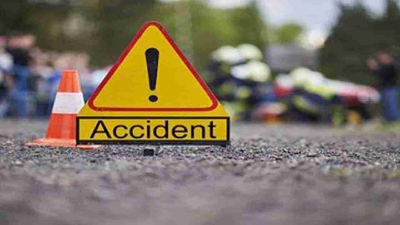 Road Accident: పల్నాడు జిల్లాలో రోడ్డు ప్రమాదం.. ఆగి ఉన్న లారీని ఢీకొన్న ప్రైవేట్‌ బస్సు.. ఒకరి మృతి..