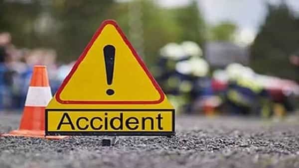 Crime News: మెదక్ జిల్లాలో ఘోర రోడ్డు ప్రమాదం.. టైర్ పేలి బస్సు బోల్తా..