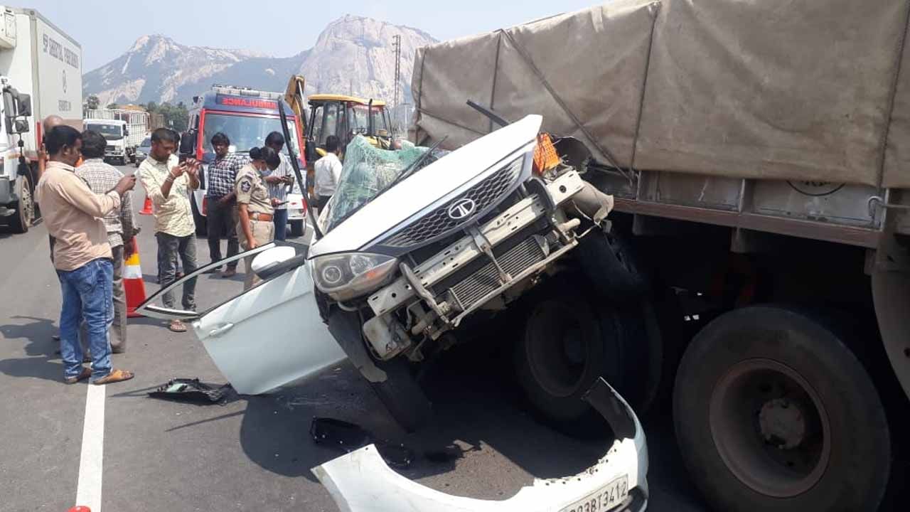 Chittoor Road Accident: చిత్తూరు జిల్లాలో ఘోర రోడ్డు ప్రమాదం.. నలుగురు స్పాట్ డెడ్