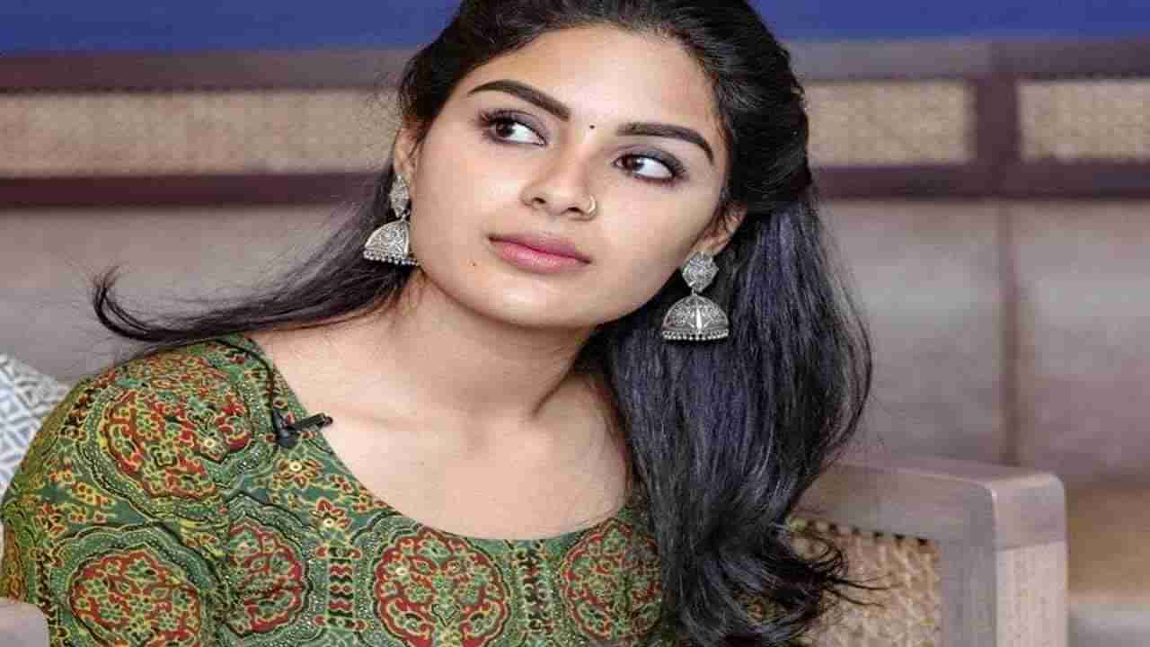 Samyuktha Menon: కారు డ్రైవ్ చేస్తూ లాలా భీమ్లా సాంగ్ ను ఎంజాయ్ చేసిన ముద్దుగుమ్మ.. టేక్ కేర్ అని సూచించిన నెటిజన్లు..