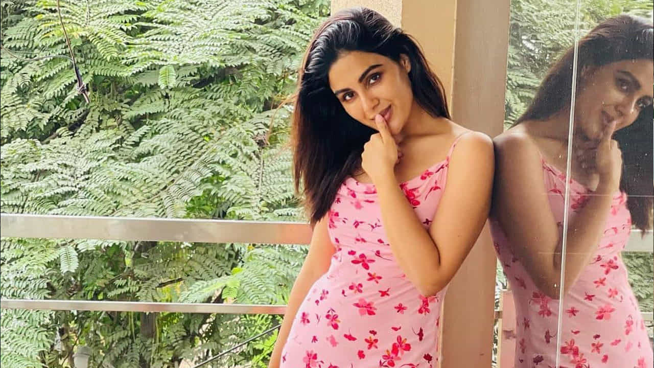 ఈ సుందరి 2016లోనే మలయాళ ఇండస్ట్రీలో అడుగుపెట్టింది. అప్పటి నుంచి ఆమె అక్కడ వరుస సినిమాలు చేసుకుంటూ దూసుకుపోతుంది.