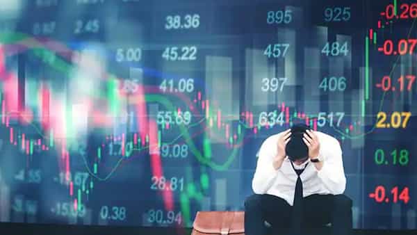 Stock Market: రష్యా - ఉక్రెయిన్ మధ్య యుద్ధ మేఘాలు.. రూ. 10,00,000 కోట్ల ఇన్వెస్టర్ల సంపద హాంఫట్..!