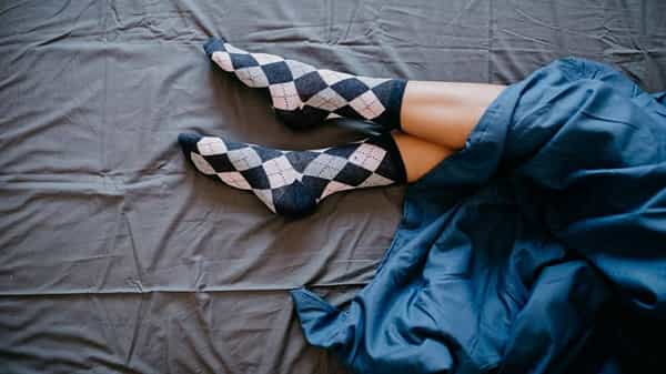 Socks: రాత్రిపూట సాక్స్ ధరించి పడుకుంటున్నారా.. చాలా ప్రమాదం ఎందుకంటే..?