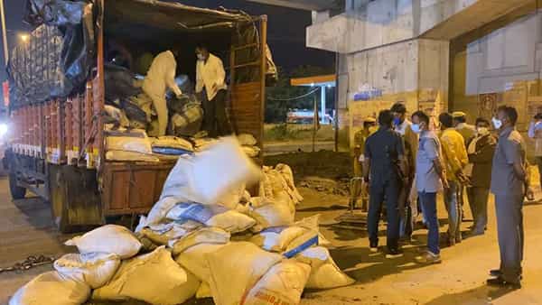 Telangana: ఎరువుల లోడ్ అనుకుంటే పొరబడినట్లే.. అస్సలు యవ్వారం తెలిస్తే వామ్మో అంటారు
