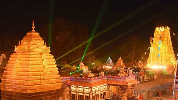 Srisailam: రేపటి నుంచి శ్రీశైలం మల్లన్న బ్రహ్మోత్సవాలు.. భక్తుల సౌకర్యార్ధం..ఆన్ లైన్లో టికెట్లు..