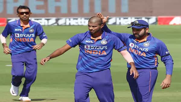 IND vs WI: గాయం నుంచి కోలుకున్నాడు.. కానీ కరోనా వచ్చింది.. ఫైనల్గా జట్టులోకి వచ్చి వికెట్లు తీశాడు..