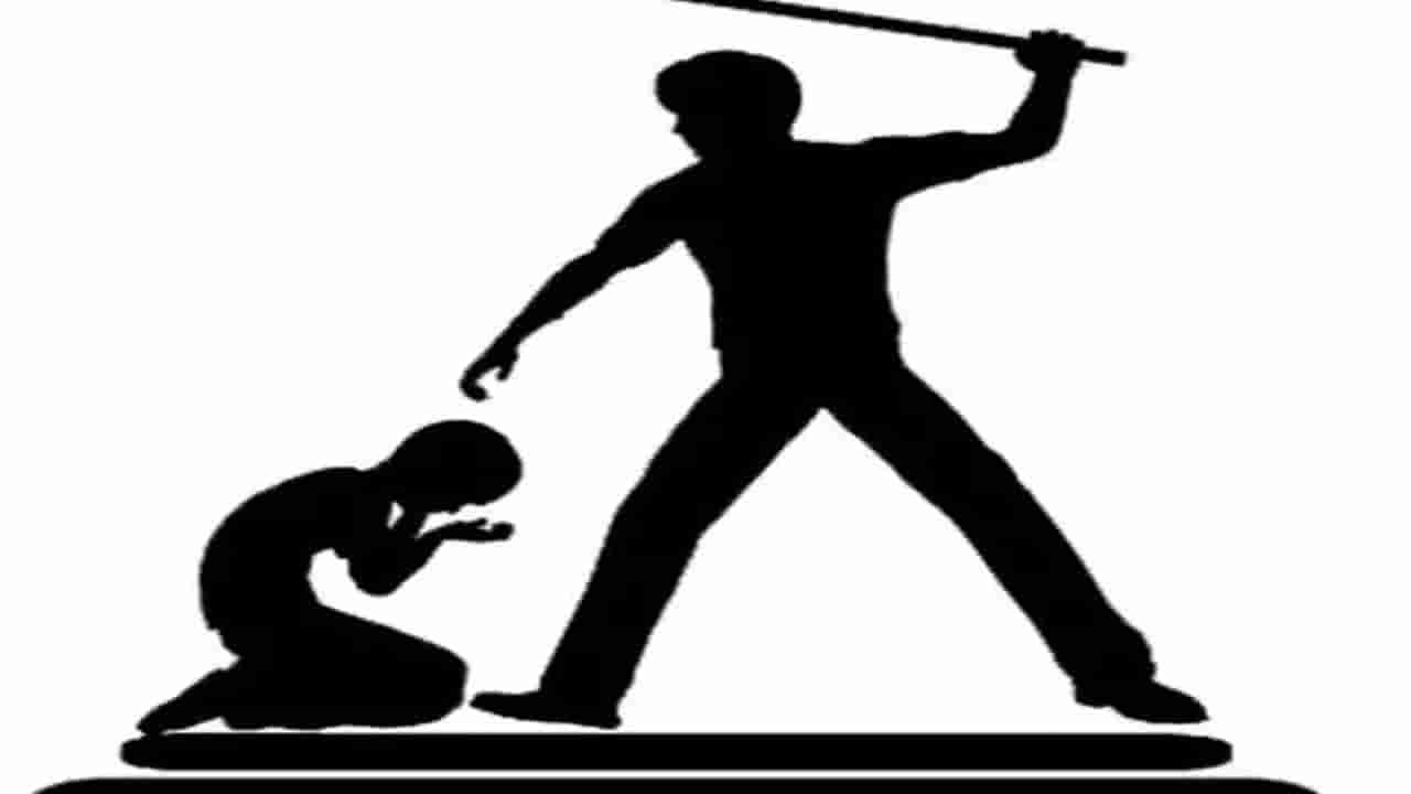 విచక్షణ మరిచిన ఉపాధ్యాయుడు.. విద్యార్థిపై ప్రతాపం.. తలను బల్లకేసి కొట్టి..