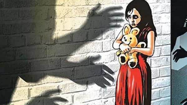AP Crime: ఉపాధ్యాయుడి అనుచిత ప్రవర్తన.. విద్యార్థినులతో వెకిలి చేష్టలు