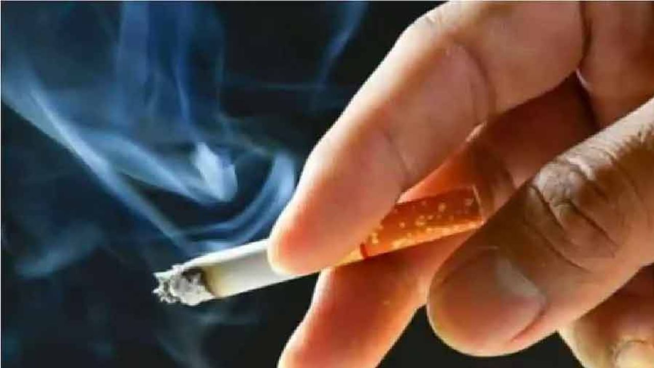 Cigarette Addiction: క్యాన్సర్‌కు ప్రధాన కారణాలలో పొగాకు ఒకటి అనే విషయం ప్రతి ఒక్కరికి తెలిసిందే. పొగాకు నమలడం, ధూమపానం చేయడం ఆరోగ్యానికి చాలా హానికరం అని వైద్యులు నిత్యం చెబుతూనే ఉంటారు. అయితే, ఒక్కసారి వీటిని తీసుకోవడం మొదలు పెడితే.. ఏ స్థాయిలో బానిస అవుతారో కూడా ఊహించలేం. ధూమపానానికి బానిసలై ఎంతో మంది ప్రాణాలు కోల్పోయిన వారు ఉన్నారు. అందుకే ఇలాంటి దురలవాట్లను మానుకోవాలని సూచిస్తుంటారు. ధుమపానం అలవాటు నుంచి బయటపడేందుకు చాలా సంస్థలు రిహాబిలిటేషన్ సెంటర్లను నిర్వహిస్తున్నాయి. వైద్యపరమైన ట్రీట్‌మెంట్ కూడా ఇస్తుంటారు. అయితే, సిగరెట్ వంటి పొగాకు ఉత్పత్తులకు దూరంగా ఉండేందుకు, ఆ అలవాట్లను మానుకునేందుకు వంటింటి చిట్కాలు చాలంటున్నారు నిపుణులు. మరి ఆ వంటింటి చిట్కాలేంటో ఇప్పుడు తెలుసుకుందాం..