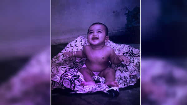 Viral Photo: బోసి నవ్వులు.. చక్కనైన చెక్కిళ్లు.. ఈ క్యూట్ బుజ్జాయి ఎవరో చెప్పండి? అబ్బాయిల డ్రీమ్ గర్ల్!