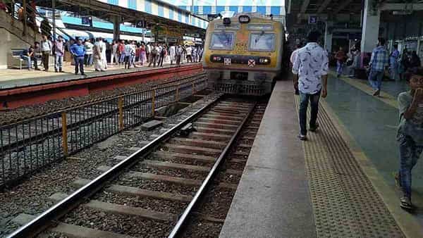 Train Ticket Discount: రైలులో సీనియర్ సిటిజన్లు, వికలాంగులు కాకుండా ఆ వ్యక్తులకు కూడా ఛార్జీలలో రాయితీ.. ఎవరెవరికి అంటే..