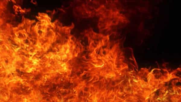 Hyderabad : నాంపల్లిలో పేలిన ట్రాన్స్ఫార్మర్.. అపార్ట్మెంట్ కు అంటుకున్న మంటలు.. పరుగులుపెట్టిన జనం..