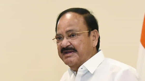 Venkaiah Naidu: భారత ఉప రాష్ట్రపతిని వదలని సైబర్ కేటుగాళ్లు.. వెంకయ్యనాయుడు పేరుతో వీఐపీలకు వల!
