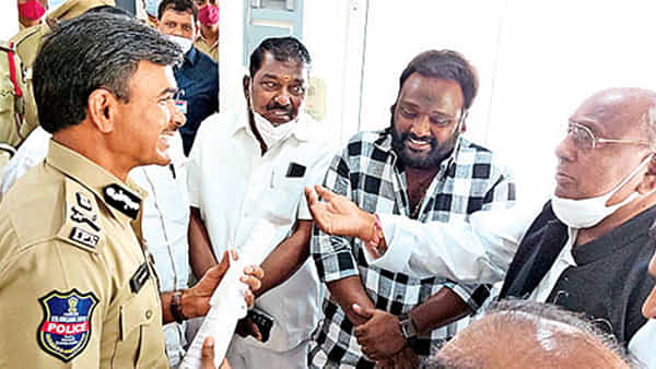 అది అందరికీ తెలిసిందే కదా.. కాంగ్రెస్ నేత వీహెచ్ - సీపీ సీవీ అనంద్ సరదా సంభాషణ