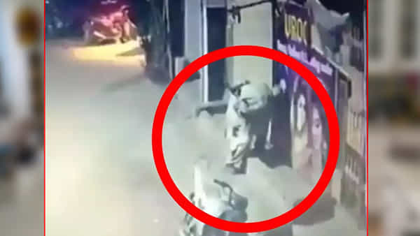 Viral Video: ఇదేందిది నేనేడా చూడలే.. ఈ వ్యక్తి చేసిన చిలిపి పనికి ఫ్యూజులు ఎగిరిపోవాల్సిందే!