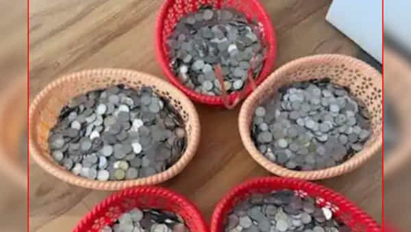 Viral Video: బస్తాలో చిల్లర తీసుకుని షోరూమ్కు వెళ్లిన వ్యక్తి.. షాకైన సిబ్బంది.. నెటిజన్లు ఫిదా.!