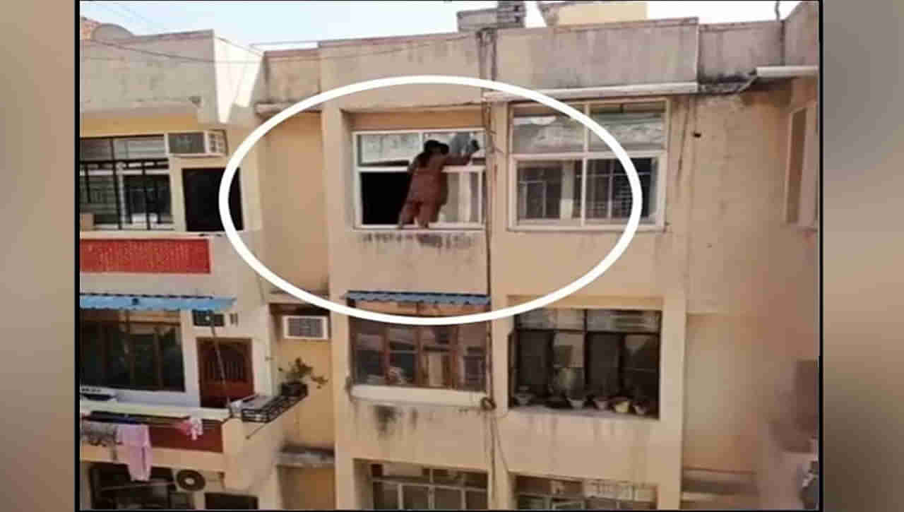 Viral Video: ఈ స్పైడర్‌ ఉమెన్‌ను చూశారా.? ప్రాణాలు పణంగా పెట్టి మరీ.. 4వ అంతస్తులో కిటికి శుభ్రం చేస్తూ..