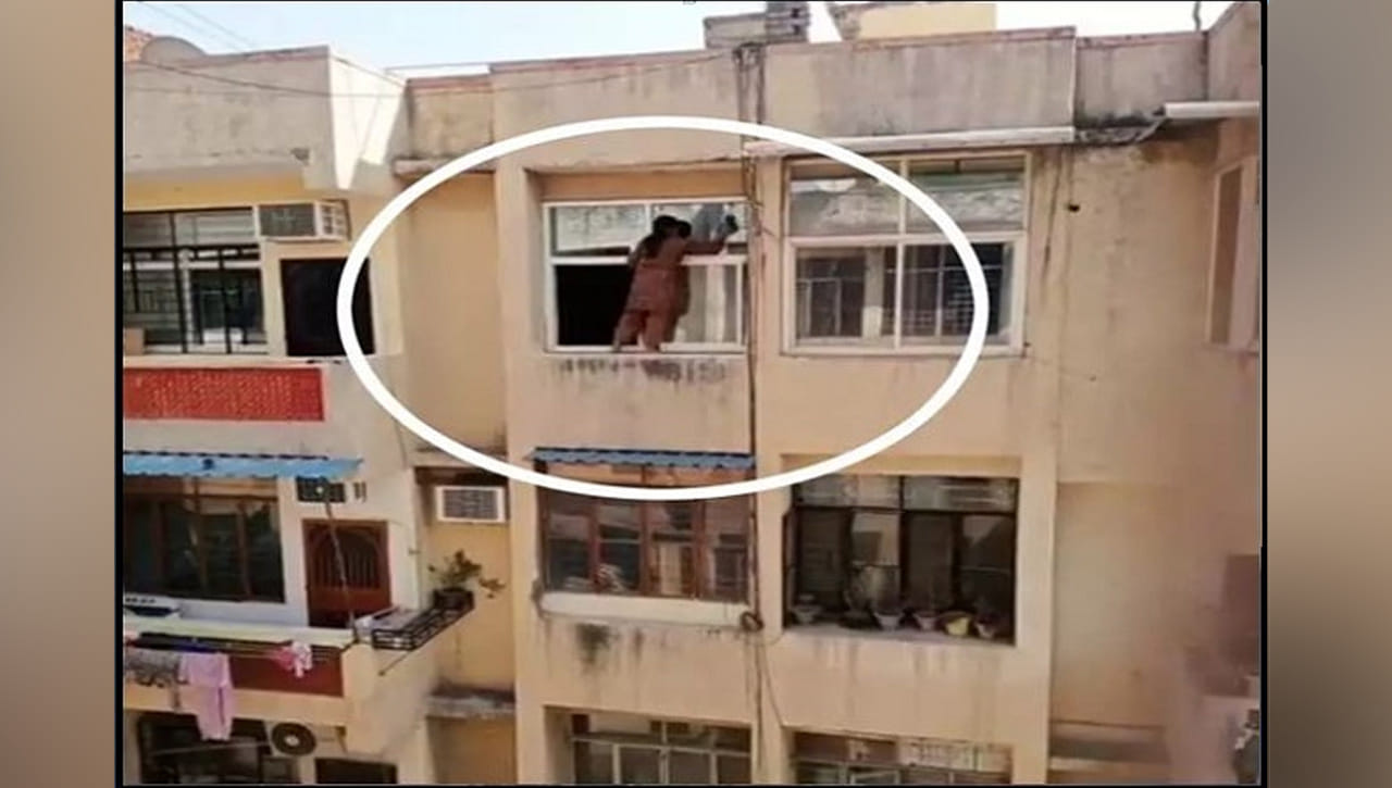 Viral Video: ఈ స్పైడర్‌ ఉమెన్‌ను చూశారా.? ప్రాణాలు పణంగా పెట్టి మరీ.. 4వ అంతస్తులో కిటికి శుభ్రం చేస్తూ..