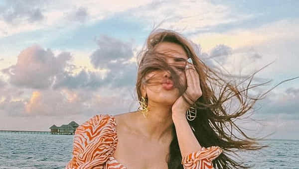 Viral Photo: కురులతో ముఖాన్ని దాచేసిన ఈ కుందనపు బొమ్మ ఎవరో గుర్తు పట్టారా.?