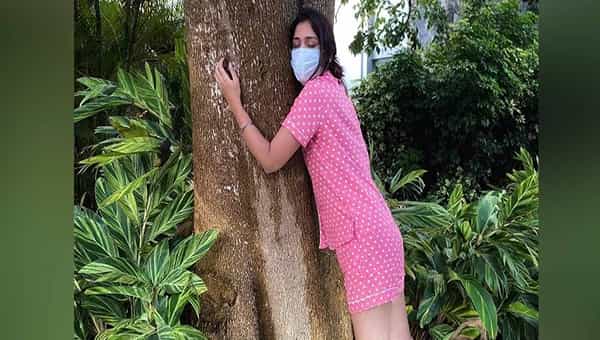 Viral Photo: చెట్టును హత్తుకున్న ఈ చిన్నది ఎవరో గుర్తుపట్టారా.? ఇలా చేస్తే ఎన్నో లాభాలంటా..