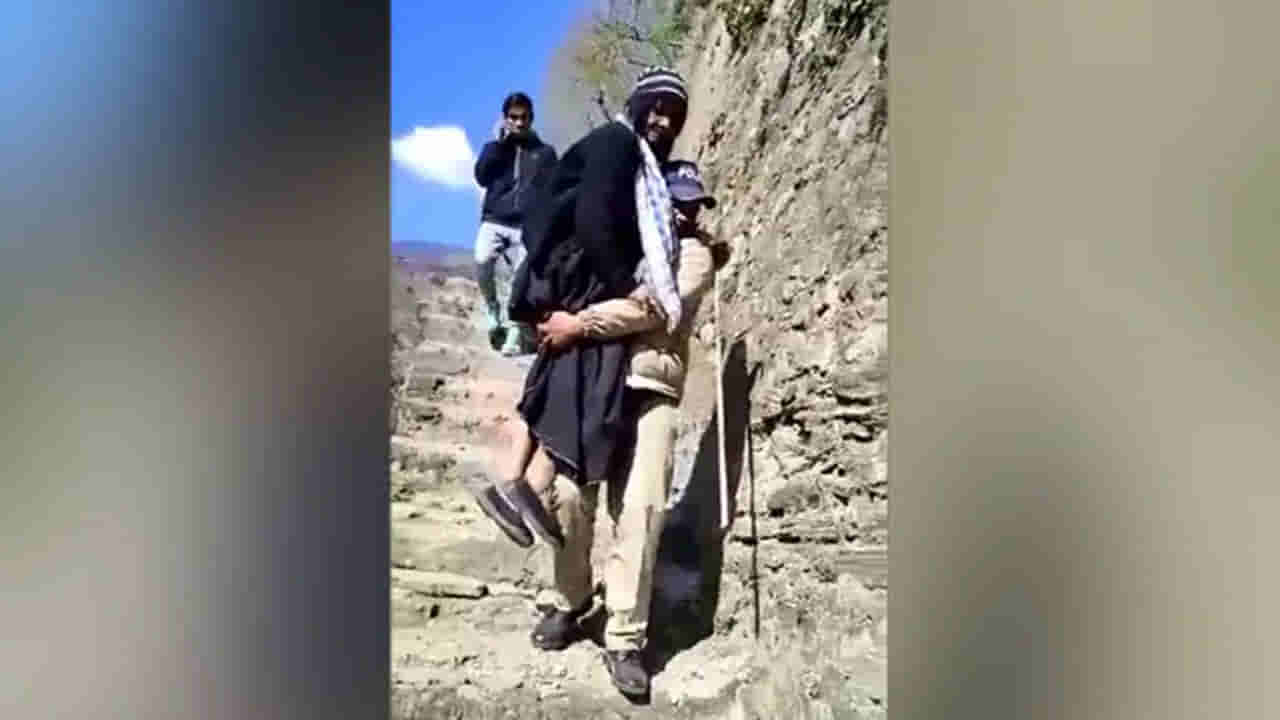 Viral Video: ప్రజాస్వామ్యమంటే ఇదే.. నడవలేని స్థితిలో వచ్చి అనుకున్నది చేశాడు..