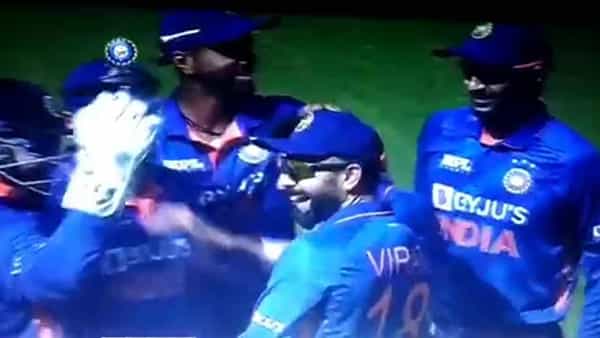IND vs WI: విరాట్ కోహ్లీ సలహాతో వికెట్ తీసిన చాహల్.. వైరల్గా మారిన ఆ వీడియో..