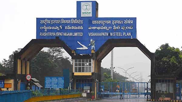 Visakha Steel Plant: కేంద్రంపై విశాఖ స్టీల్ ప్లాంట్ కార్మికుల వినూత్న నిరసన.. ఆ మంత్రుల నెంబర్లు ప్రకటించి..