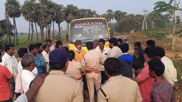 Sand War: ముదిరిన ఇసుక వార్.. ఓ గ్రామం పిల్లలు స్కూల్కి వెళ్లకుండా అడ్డుకున్న మరో గ్రామస్థులు