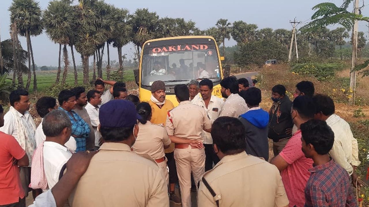 Sand War: ముదిరిన ఇసుక వార్.. ఓ గ్రామం పిల్లలు స్కూల్‌కి వెళ్లకుండా అడ్డుకున్న మరో గ్రామస్థులు