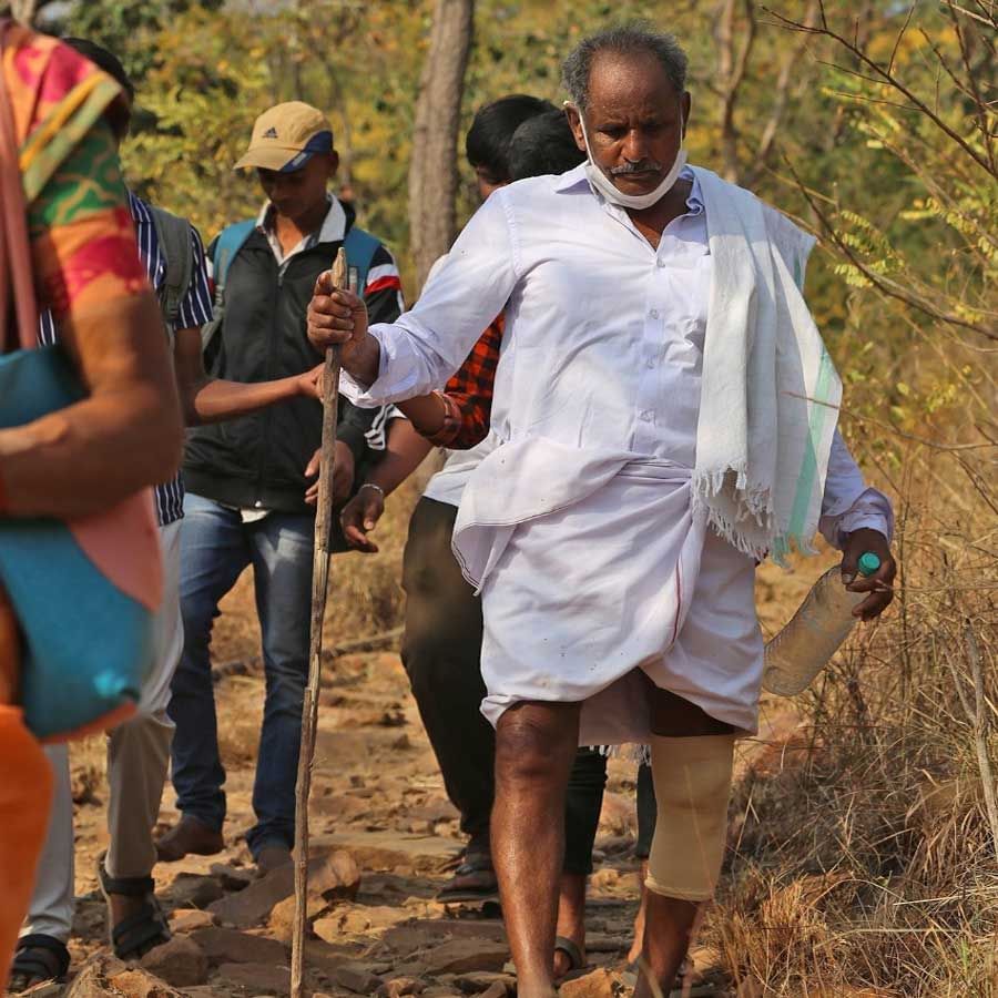 నారదుడు స్వామివారిపై అనర్గళంగా గీతాలు పాడడంతో తుంబురుడు వెనక్కి తగ్గి ఆ తీర్థంలోనే కూర్చుండి పోతారు. అప్పుడు వేంకటేశ్వర స్వామి అక్కడికి వెళ్లి తుంబురుడిని బుజ్జగిస్తారు. దీంతో ఆ తీర్థానికి తుంబురు తీర్థం అనే పేరు వచ్చింది. మరోవైపు తరిగొండ వెంగమాంబకు తుంబురు తీర్థంలో స్వామివారు సాక్షాత్కరించారని ప్రసిద్ధి. 