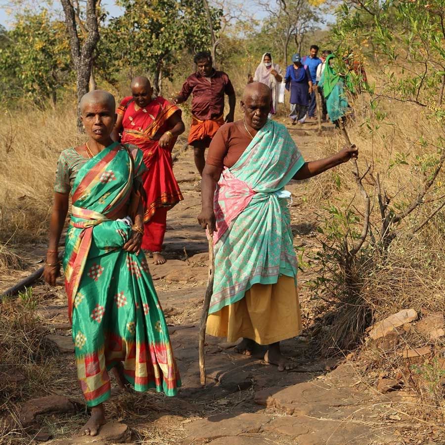 క్రూర మృగాలు, అరుదైన వన్యప్రాణులు, జంతువులు సంచరించే తుంబురు తీర్థానికి నిన్న భక్తులను నిన్న టీటీడీ అనుమతించింది. నిన్న ఉదయం 6 నుంచి సాయంత్రం 4 గంట‌ల వ‌ర‌కు తిరిగి ఈరోజు ఉద‌యం 6 నుండి ఉద‌యం 10 గంట‌ల వరకు మాత్రమే భ‌క్తుల‌ను అనుమ‌తించడంతో వేలాది మంది భక్తులు తుంబురు తీర్థానికి చేరుకుని మొక్కులు తీర్చుకున్నారు.