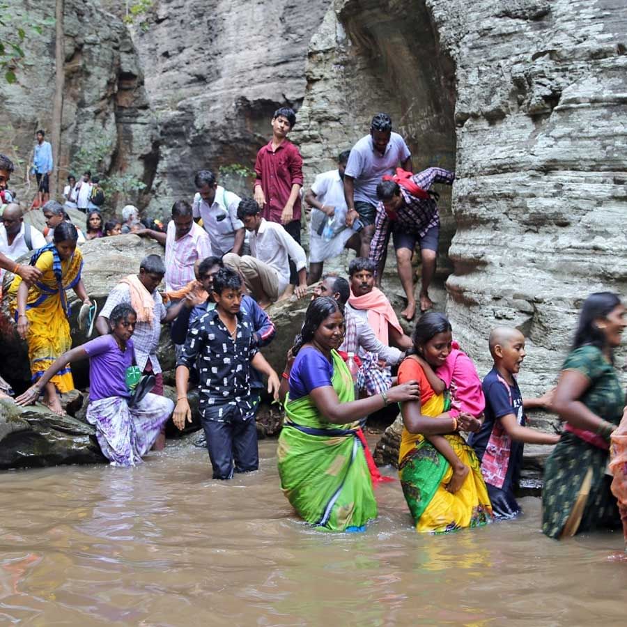 తిరుమల వెంకటేశ్వరుడు కొలువైన శేషాచలం కొండలు ఎన్నో తీర్థాలకు నిలయం. ఎన్నో విశేషాలకు విశిష్టతలకు నిలయాలు ఏడు కొండల్లోని తీర్థాలు. తూర్పు కనుమల్లోని అంతర్భాగంగా ఉన్న శేషాచలం అడవుల్లోని తీర్థాల్లో తుంబుర తీర్థానిదో ప్రత్యేకత. తిరుమలకి ఉత్తరం వైపున ఉంది. పాపవినాశనం నుంచి నాలుగు కిలోమీటర్లు కొండలు, కోనలు, రాళ్లు, రప్పలు దాటి వెళ్లాలి. తిరుమల నుంచి  పాపవినాశనం వరకు బస్సుల్లో ప్రయాణం చేసేందుకు ఆవకాశం ఉంది. పాపవినాశనం నుంచి  కొండల మధ్య నడక ప్రయాణం చేయాల్సిన భక్తులు ప్ర‌తి ఏడాది ఫాల్గుణ మాసంలో ఉత్తర ఫల్గుణి నక్షత్రంతో కూడిన పౌర్ణమిరోజన మాత్రమే తీర్థ ముక్కోటి దర్శనానికి అనుమతి ఉంటోంది. రెండుగా చీలిన కొండ తుంబురు తీర్థానికి దారిని ఇస్తుండగా మధ్యలో ప్రవహించే జలపాతం భక్తులను పరవశింప చేస్తోంది. 