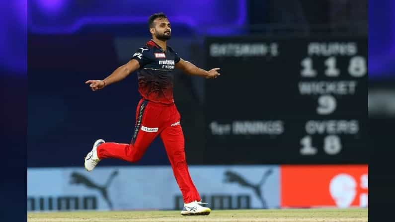 మూడో స్థానంలో ఆర్సీబీకి చెందిన ఆకాశ్ దీప్ ఉన్నాడు. అతను 7.5 ఓవర్లు బౌలింగ్ చేసి 2 మ్యాచ్ల్లో 4 వికెట్లు తీశాడు.