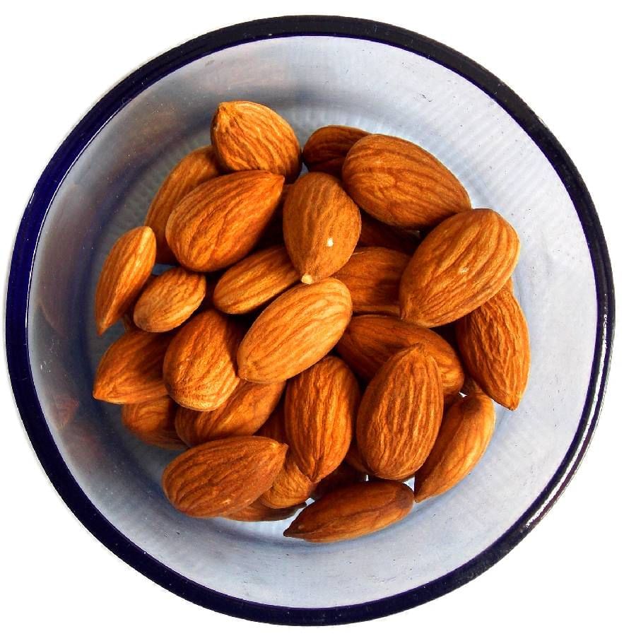 బాదంలో విటమిన్ ఇ పుష్కలంగా ఉంటుంది. ఇది మెదడుకు పదును పెట్టడమే కాకుండా చర్మాన్ని ఆరోగ్యంగా ఉంచుతుంది. బాదంలో ఆరోగ్యకరమైన కొవ్వులు పుష్కలంగా ఉంటాయి. ఇవి చర్మాన్ని హానికరమైన UV కిరణాల నుండి రక్షణ కల్పిస్తాయి.