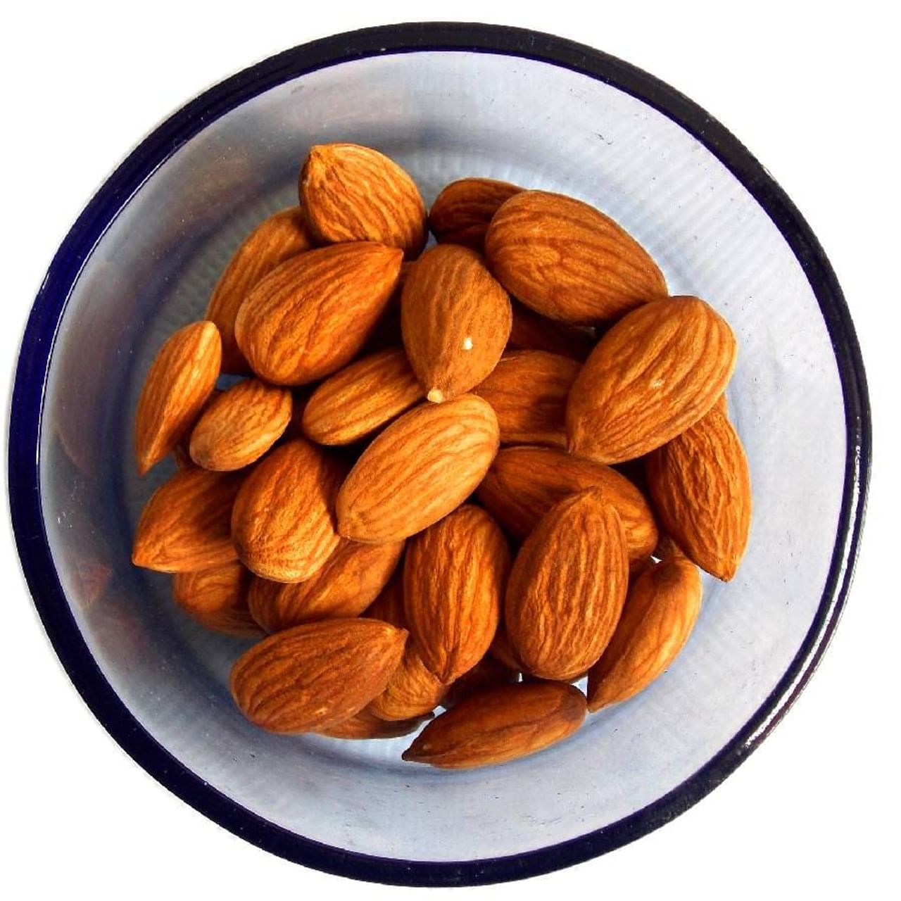 బాదంలో విటమిన్ ఇ పుష్కలంగా ఉంటుంది. ఇది మెదడుకు పదును పెట్టడమే కాకుండా చర్మాన్ని ఆరోగ్యంగా ఉంచుతుంది. బాదంలో ఆరోగ్యకరమైన కొవ్వులు పుష్కలంగా ఉంటాయి. ఇవి చర్మాన్ని హానికరమైన UV కిరణాల నుండి రక్షణ కల్పిస్తాయి.