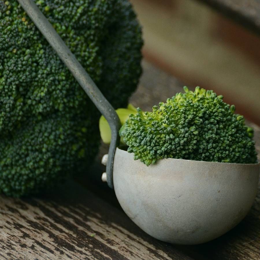 బ్రోకలీలో యాంటీ ఆక్సిడెంట్లు పుష్కలంగా ఉంటాయి. ఇవి చర్మంలోని ఫ్రీ ర్యాడికల్స్ తో పోరాడుతాయి. తద్వారా ముఖానికి మెరుపునను తీసుకొస్తాయి. అంతేకాదు బ్రోకలీని తరచుగా తీసుకోవడం వల్ల ఎన్నో అనారోగ్య సమస్యలు దూరమవుతాయి.