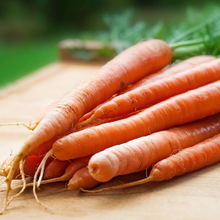 క్యారెట్లలో విటమిన్లు-ఇ, సి పుష్కలంగా ఉంటాయి. ఇవి చర్మ సంరక్షణలో బాగా దోహదపడతాయి. దీనిని కూరగాయలు, సలాడ్లు, లేదా స్మూతీల రూపంలో తీసుకోవచ్చు.