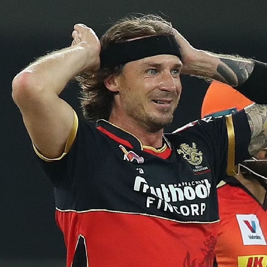 ఈ ముగ్గురి తర్వాత దక్షిణాఫ్రికాకు చెందిన డేల్ స్టెయిన్ 95 ఐపీఎల్ మ్యాచ్‌ల్లో ఏడు మెయిడిన్ ఓవర్లు బౌలింగ్ చేశాడు. సన్‌రైజర్స్ హైదరాబాద్ తమ బౌలింగ్ కోచ్‌గా స్టెయిన్‌ను నియమించడంతో ఈ ఏడాది స్టెయిన్ కోచ్ పాత్రలో ఉంటాడు. 