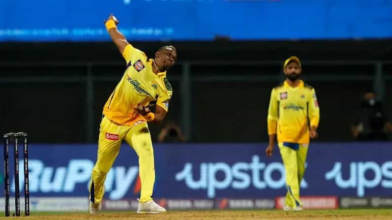 ఈ జాబితాలో చెన్నై సూపర్ కింగ్స్ ఆటగాడు డ్వేన్ బ్రావో ఐదో స్థానంలో ఉన్నాడు. కేకేఆర్ తో జరిగిన మ్యాచ్లో అతను 4 ఓవర్లలో 3 వికెట్లు పడగొట్టాడు