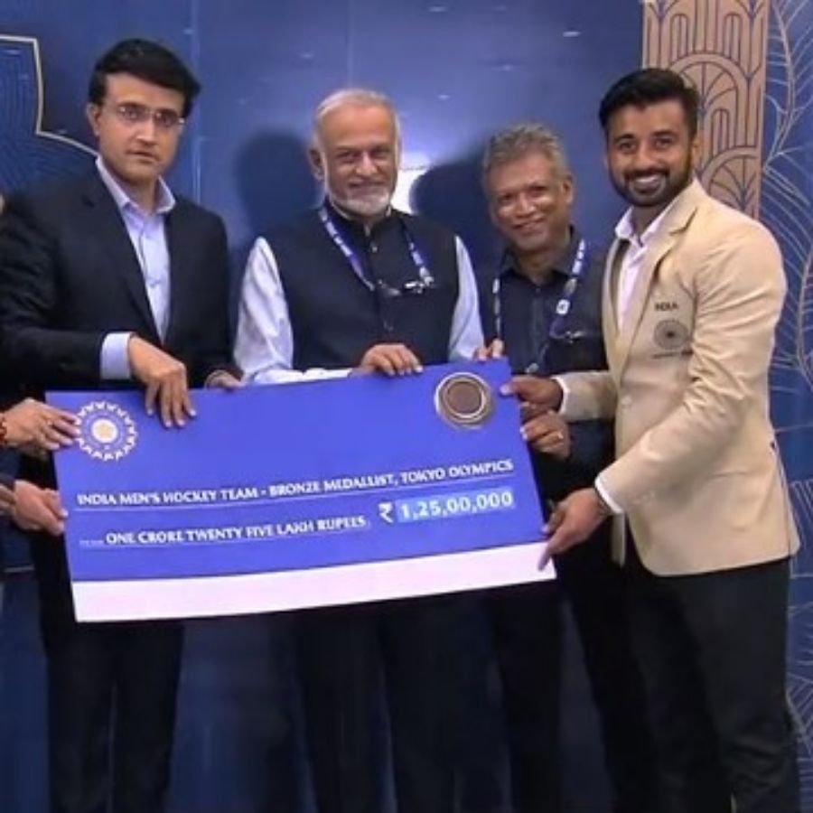 
 టోక్యో ఒలింపిక్స్‌లో కాంస్య పతకం సాధించిన పురుషుల హాకీ జట్టుకు రూ.1.25 కోట్ల చెక్కును అందించారు. బీసీసీఐ చీఫ్ సౌరవ్ గంగూలీ చేతుల మీదుగా  కెప్టెన్ మన్‌ప్రీత్ సింగ్ ఈ చెక్కును అందుకున్నాడు. 