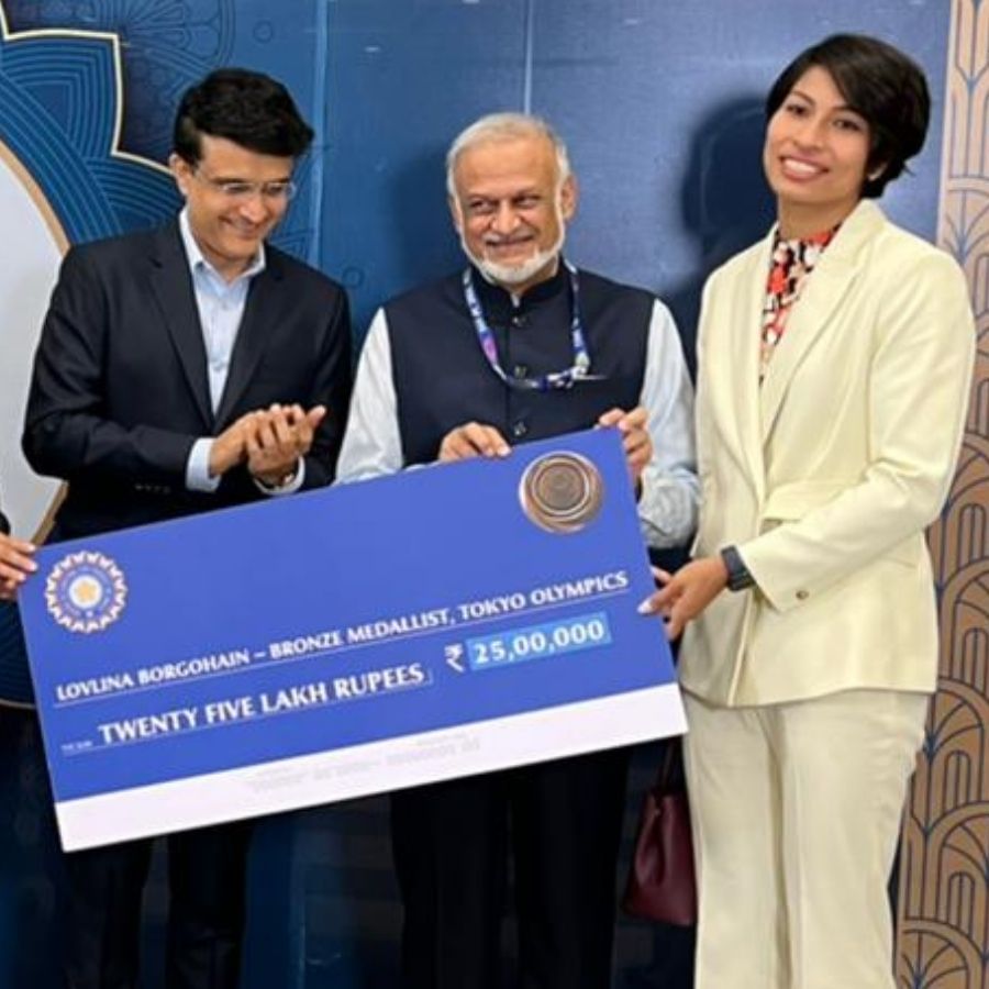 భారత యువ బాక్సర్ లవ్లీనా బోర్గోహైన్‌ను కూడా బీసీసీఐ  సత్కరించింది. టోక్యో ఒలింపిక్స్‌లో లవ్లీనా కాంస్య పతకం గెల్చుకున్న సంగతి తెలిసిందే. ఇందుకు గాను ఆమెకు రూ. 25 లక్షల నజరానా అందించింది బీసీసీఐ.