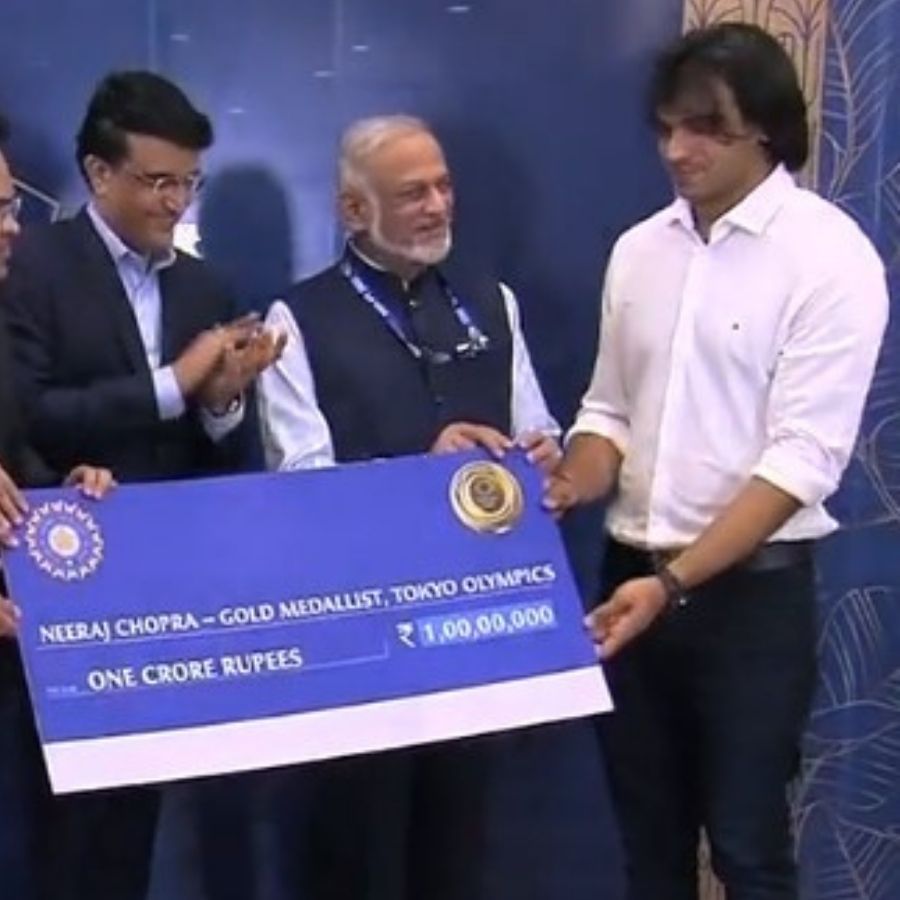 ముంబైలోని వాంఖడే స్టేడియంలో CSK VS KKR మ్యాచ్‌ ప్రారంభానికి ముందు బీసీసీఐ టోక్యో ఒలింపిక్స్‌ విజేతలను ఘనంగా సన్మానించింది. ఈ సందర్భంగా అథ్లెటిక్స్‌ లో భారత్‌కు మొదటి  బంగారు పతకం తీసుకొచ్చిన జావెలిన్‌ త్రోయర్‌ నీరజ్‌ చోప్రాకు రూ. కోటి నజరానా అందించింది.  