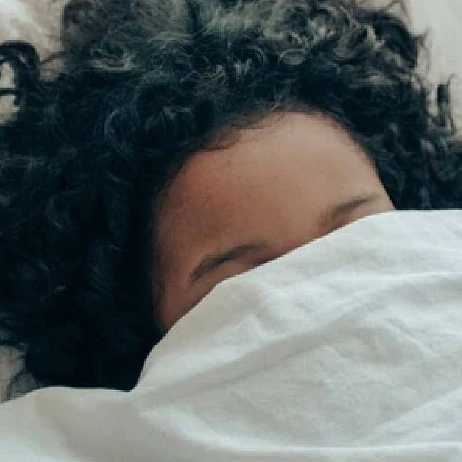 భోజనానికి, నిద్రకు మధ్య గ్యాప్ తీసుకోవడం చాలామంచిది. ఇది మీ శరీరం ఆహారాన్ని జీర్ణం చేయడానికి అనుమతిస్తుంది. మీరు బాగా నిద్రపోవడానికి సహాయపడుతుంది