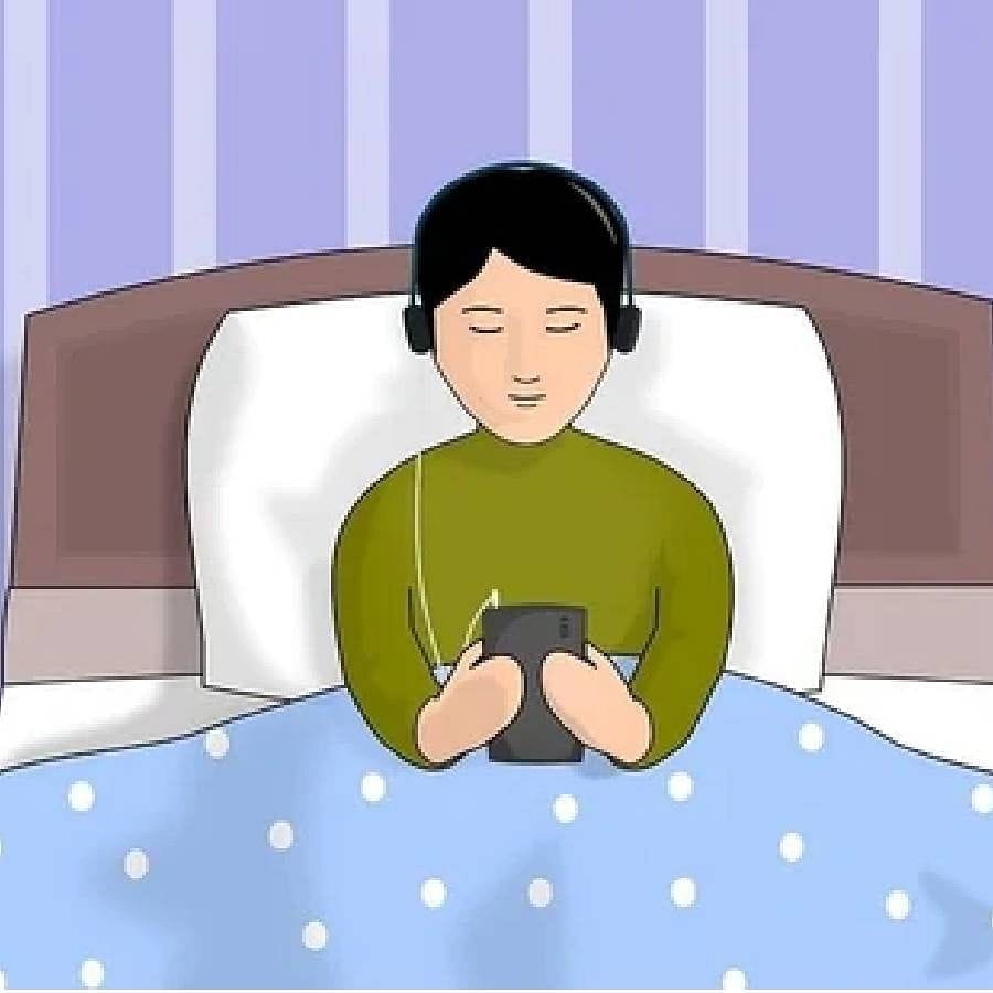 ఎలక్ట్రానిక్స్ పరికరాల నుండి వచ్చే నీలి కాంతి మీ సిర్కాడియన్ రిథమ్ను ప్రభావితం చేస్తుంది. క్రమంగా ఇది నిద్రలేమికి కారణమవుతుంది. కాబట్టి పడుకునే ముందు ఒక గంట పాటు మీ మొబైల్ ఫోన్, ల్యాప్టాప్లకు దూరంగా ఉండండి.