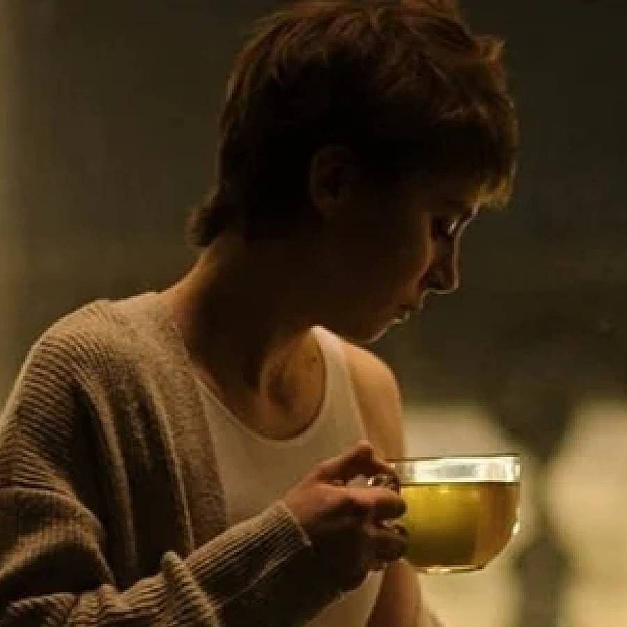 పడుకునే ముందు కెఫిన్ పానీయాలు లేదా ఆల్కహాల్ తాగవద్దు. టీ, కాఫీలు శరీరంలో కెఫిన్ను ఎనిమిది గంటల వరకు ఉంచుతాయి. దీనివల్ల సరిగా నిద్రపట్టదు