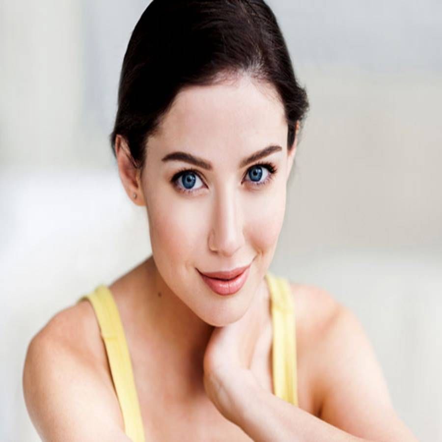 సాధారణ చర్మం: చర్మ సంరక్షణలో ఆపిల్ కూడా ఉత్తమమైనది. దీని ఫేస్ ప్యాక్‌ కోసం ఒక గుడ్డులోని తెల్లసొనను తీసుకుని దానికి ఒక చెంచా పెరుగు - ఒక చెంచా గ్లిజరిన్ వేయాలి. అందులో రెండు చెంచాల తురిమిన యాపిల్ జ్యూస్ మిక్స్ చేసి ముఖానికి అప్లై చేసి గంటపాటు ఉంచి శుభ్రం చేసుకోవాలి.